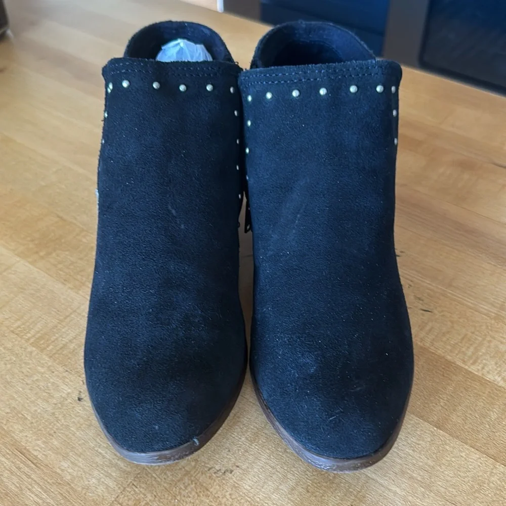 Lightly used Minnetonka Women’s Boot - Picture 2 of 3
